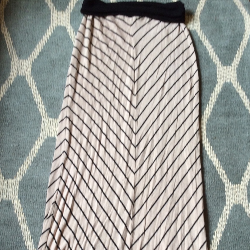 Stretchy and flow patterned skirt
